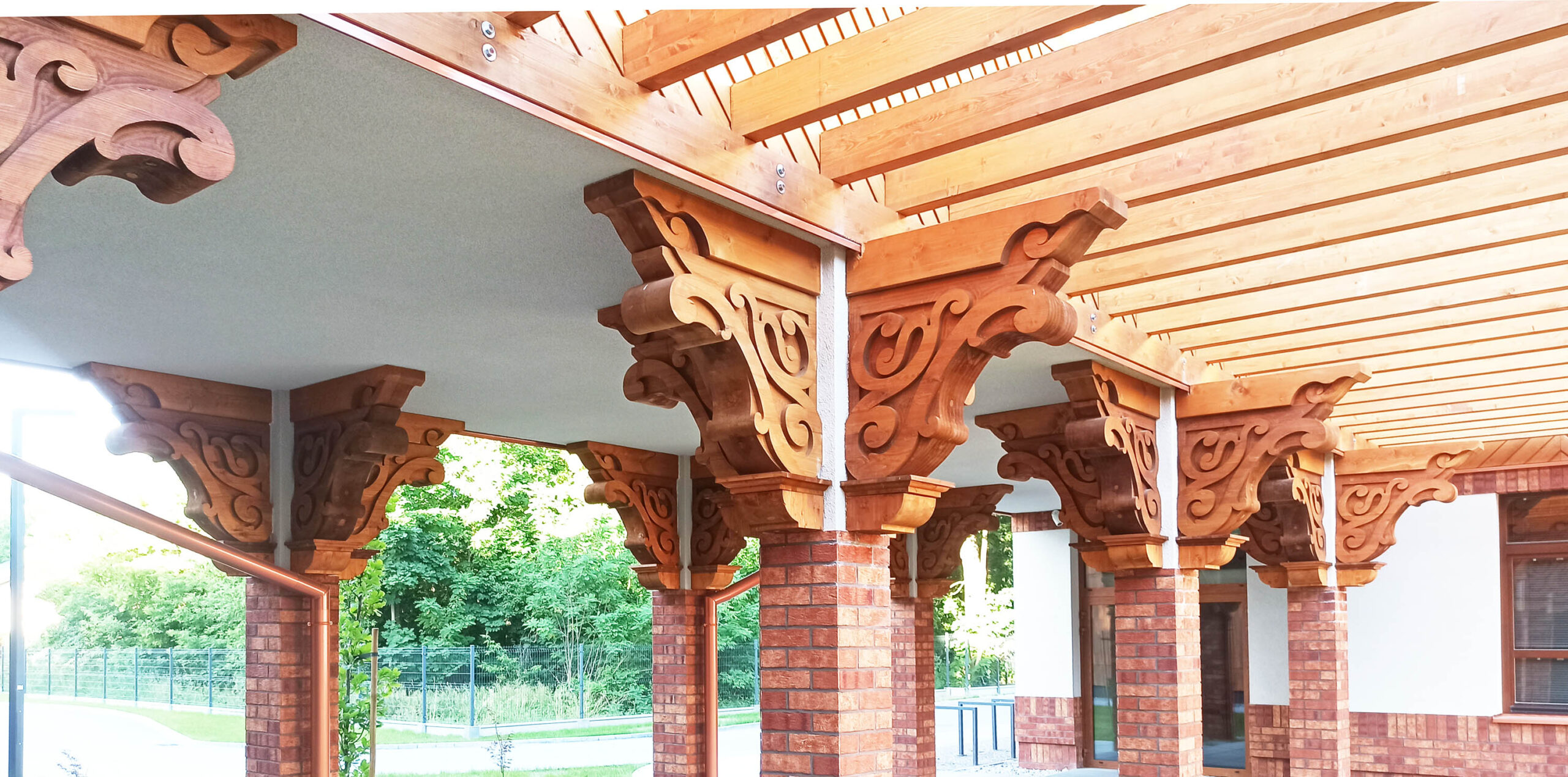 Wsporniki drewniane wykonane za pomocą frezowania CNC