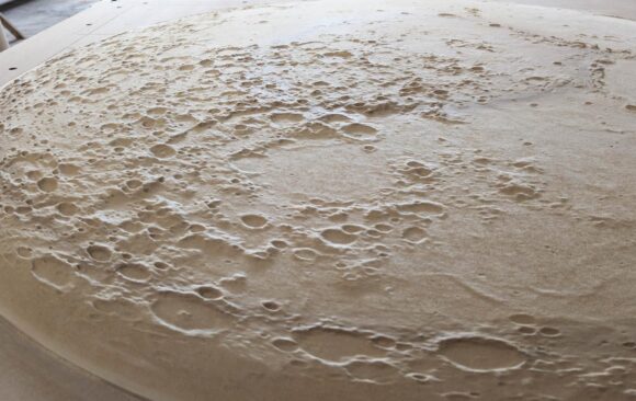 Realizacje: Frezowanie 3D modelu księżyca w MDF