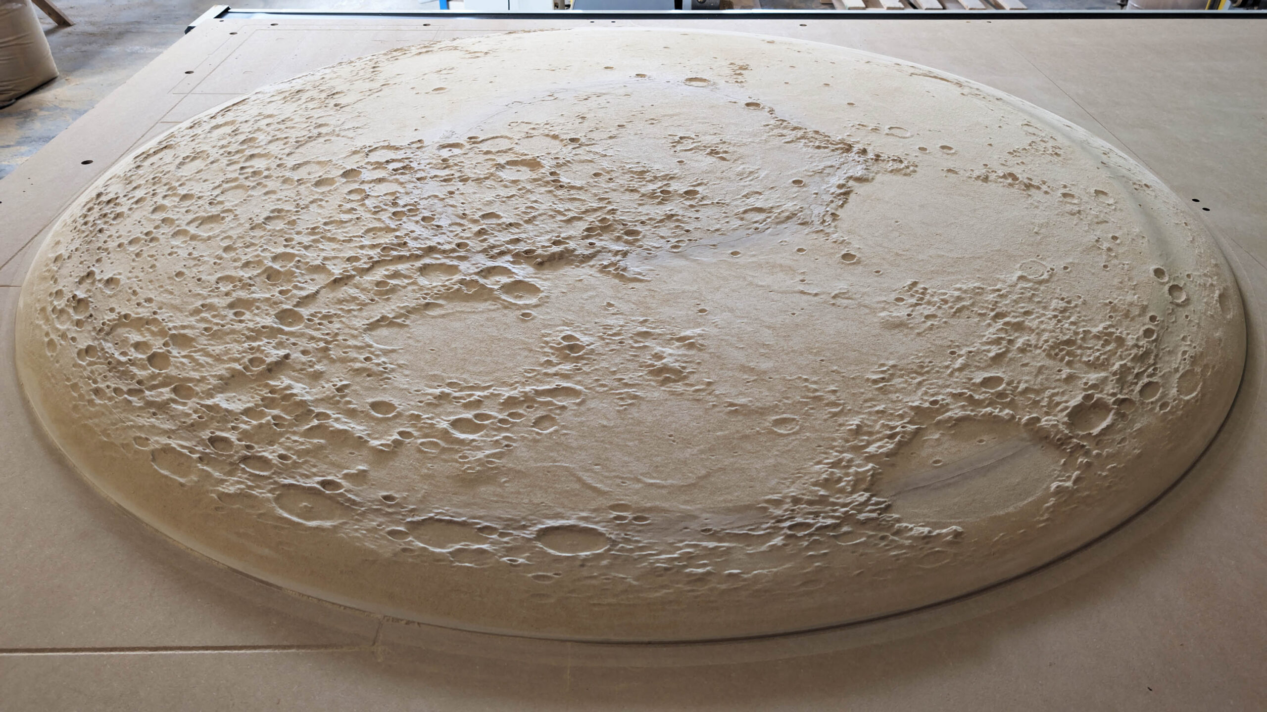 Model księżyca wykonany w MDF