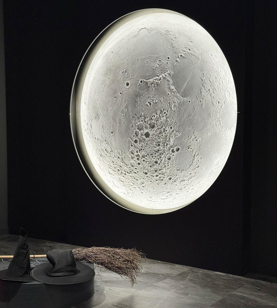 Model księżyca wykonany za pomocą frezowania CNC wykorzystany w scenografii.