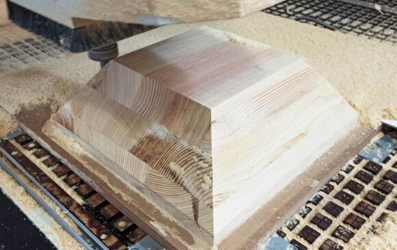 Realizacje: Frezowanie drewnianej piramidy