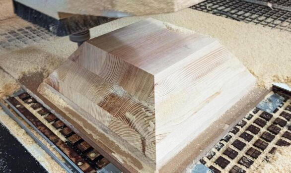 Realizacje: Frezowanie drewnianej piramidy