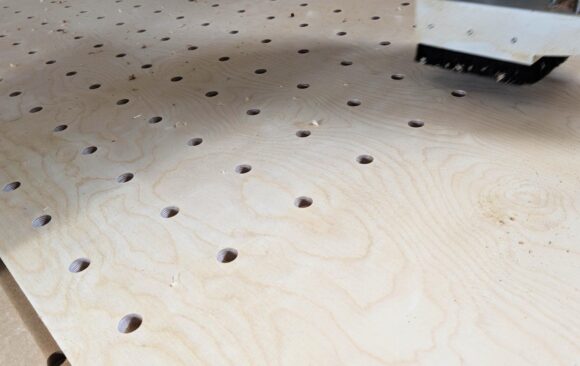 Realizacje: Frezowanie CNC paneli perforowanych