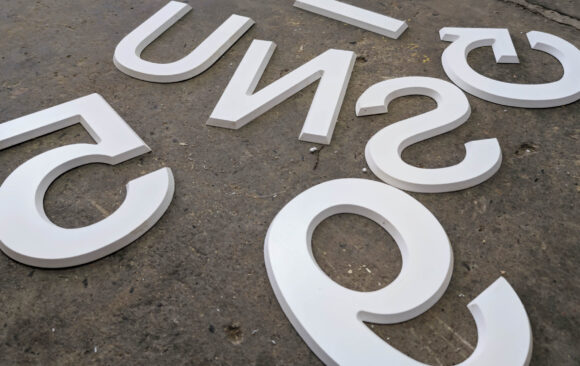 Realizacje: Frezowanie liter do odcisku w betonie